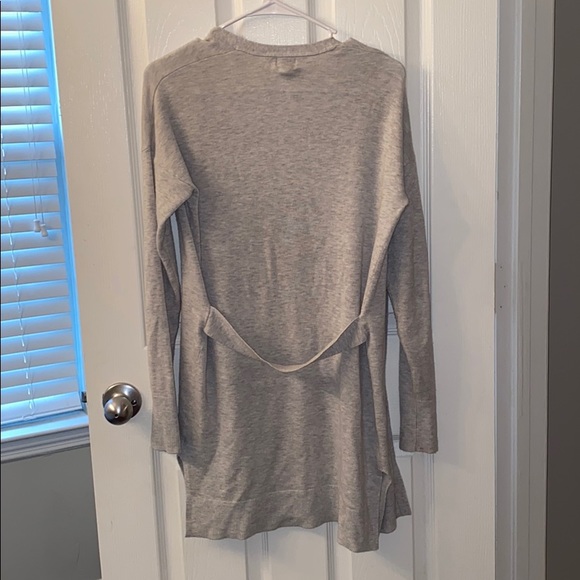 A throw - Picture 3 of 3